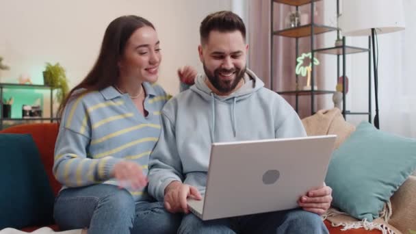 Junge Familie Ehepaar Mann Frau Die Video Laptop Webcam Konferenzschaltung — Stockvideo