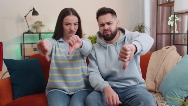 가정의 부부는 엄지손가락을 아래로 몸짓을 하면서 불만족 스러운 가정의 표현하였다 — 비디오