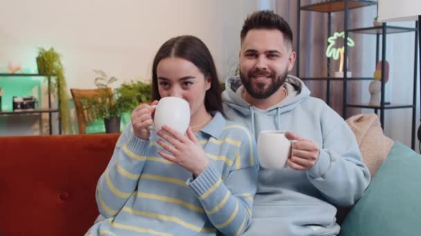 Junge Lächelnde Familie Ehepaar Mann Frau Trinkt Eine Tasse Warmen — Stockvideo