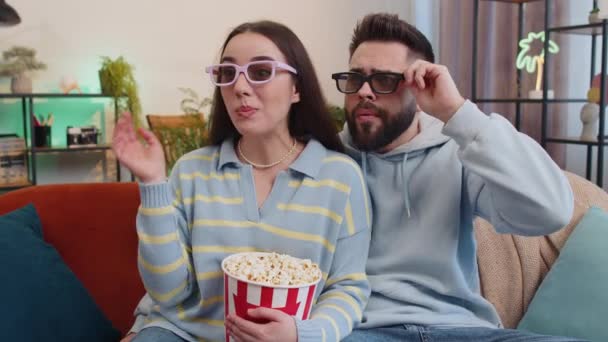 Pasangan Suami Istri Muda Yang Bersemangat Pria Yang Makan Popcorn — Stok Video