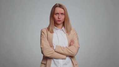 Tatminsiz iş kadını portresi başarısızlık nedenini soruyor, inançsızlığını dile getiriyor, sıkılmış hissediyor, sonuç olarak hayal kırıklığına uğruyor, kötü haber. Resmi takım elbiseli bir kadın. Gri arka plandaki kadın