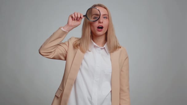 Forskare Forskare Forskare Kontor Kvinna Som Håller Förstoringsglas Nära Ansiktet — Stockvideo