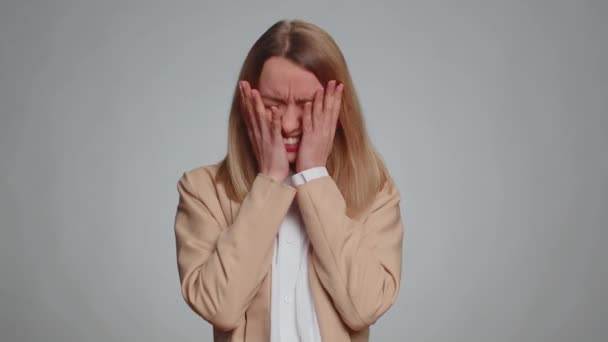 Smutna Kobieta Garniturze Krzyczy Stresu Problemy Napięcia Czuje Horror Beznadziejność — Wideo stockowe