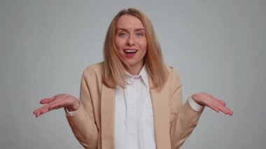 Neden? Sinirli bir iş kadını öfkeli bir ifadeyle el kaldırıyor ve başarısızlığının nedenini sorup sorguluyor. Sıkıntıdan kuşkulandığını gösteriyor. Gri arka planda resmi takım elbiseli kafası karışmış bir kız.