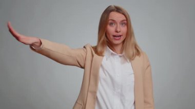 Defol git buradan. - Kovuldun! Genç iş kadınının portresi parmağıyla işaret ederek patronunun ateş etmesini ve çatışmayı bırakmasını istiyor. Resmi takım elbiseli bir kadın. Gri stüdyo geçmişi olan kadın.