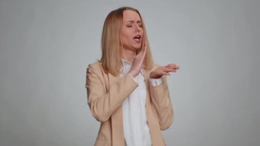 Neşeli zengin zengin milyoner kadın el hareketi, gelir paylaşımı, nakit para, piyango ikramiyesi kazananı, kariyer. Ofis kızı gri stüdyo geçmişinde izole edilmiş.