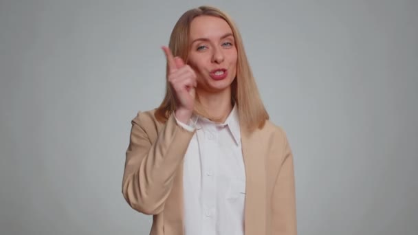 Vybírám Tebe Žena Formálním Obleku Ukazuje Kameru Dívá Hravým Šťastným — Stock video