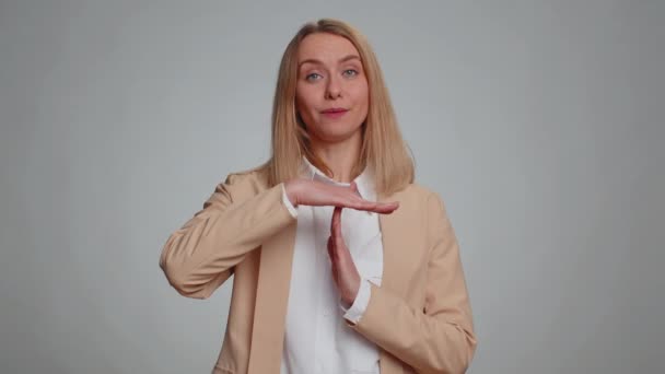Porträt Einer Müden Ernsthaft Aufgebrachten Geschäftsfrau Die Auszeit Geste Begrenzung — Stockvideo