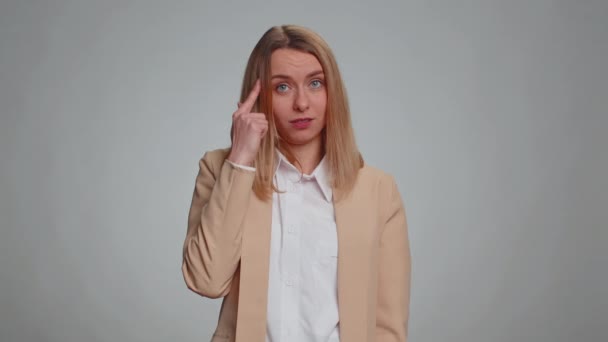 Vanvittig Vanvittig Portræt Forretningskvinde Der Peger Kameraet Viser Dum Gestus – Stock-video