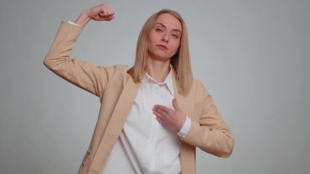 我是坚强和独立的 商界女性表现出二头肌和自信 感受到为争取权利而奋斗的力量 获得成功的能量 灰色工作室背景的女企业家 — 图库视频影像