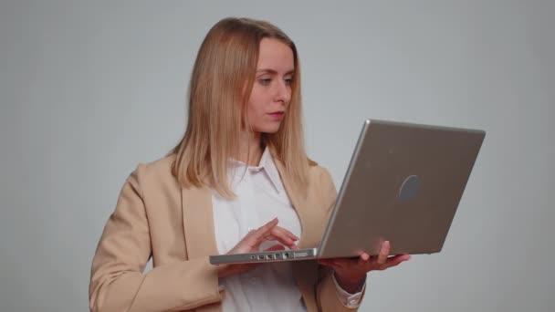 Podekscytowana Szczęśliwa Kobieta Biznesu Pisząca Laptopie Pracująca Nad Projektem Ciesząca — Wideo stockowe