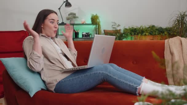 うわぁ ラップトップコンピュータを使用して驚きの若い女性は 突然の勝利にショックを受けた良いニュースメッセージを受信自宅で宝くじジャックポットウィン購入を祝うオンラインショッピング ライフスタイル技術 — ストック動画