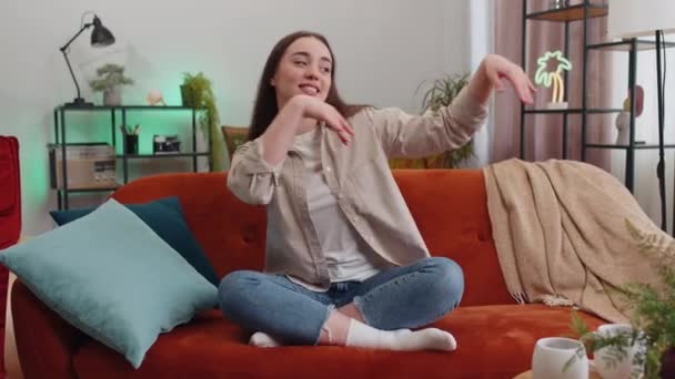 Modayı Takip Eden Neşeli Pozitif Genç Bir Kadının Dans Edip — Stok video