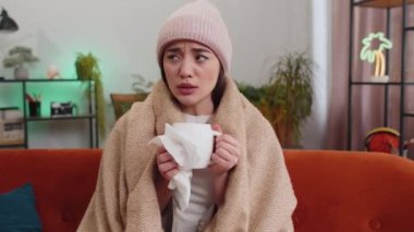 Soğuk algınlığı ya da alerji yüzünden acı çeken genç hasta kadın oturma odasında sıcak çay içiyor. Hasta esmer kız, ekose darbelere sarılı şapka takıyor hapşırıyor sümükleri peçeteye sarıyor. Karantina