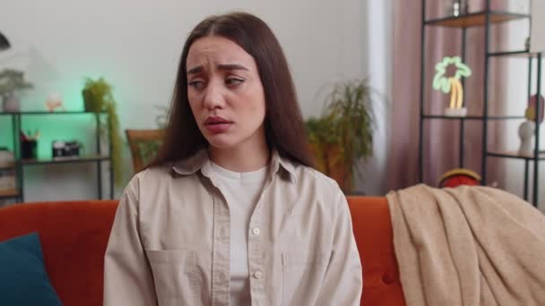 Sconvolta Delusa Giovane Donna Asciuga Lacrime Grida Dalla Disperazione Essendo — Video Stock