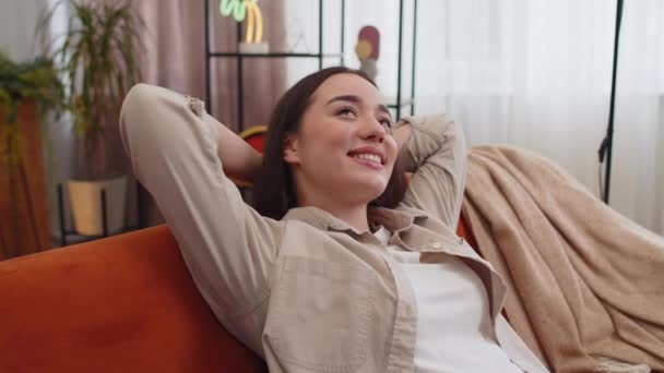 Yorgun Genç Bir Kadının Portresi Evdeki Kanepede Dinlenmenin Keyfini Çıkarıyor — Stok video