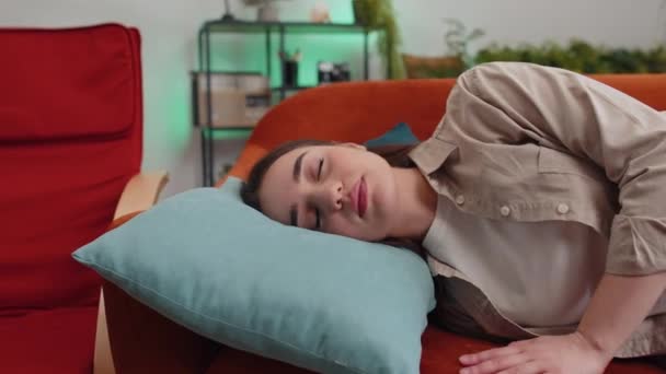 Fatigué Jeune Femme Couchée Dans Lit Prenant Repos Maison Salon — Video