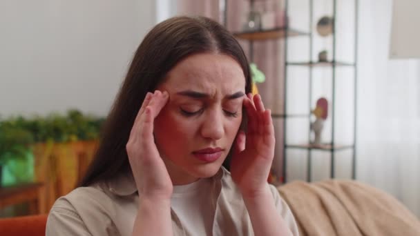 여성은 관자놀이를 문제를 치료하고 편두통으로 고통받고 있으며 아파트에서는 스트레스가 고혈압을 — 비디오