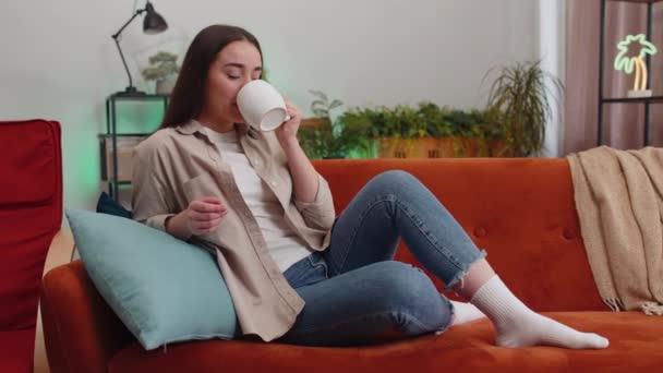 Retrato Una Atractiva Joven Sonriente Bebiendo Una Taza Café Caliente — Vídeos de Stock