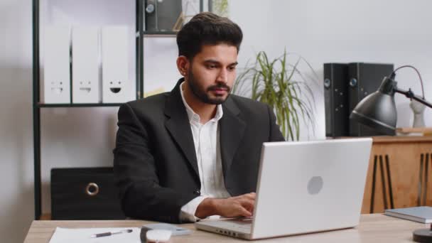 Indiska Affärsman Sitter Hemmakontoret Arbetsplats Skrivbord Stängning Laptop Efter Avslutad — Stockvideo