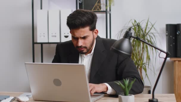 Раздраженный Шокированный Индийский Бизнесмен Время Работы Над Ноутбуком Неожиданная Проблема — стоковое видео