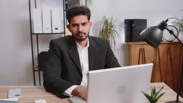 Dont Know What Say Confused Business Man Working Laptop Office — Stok video