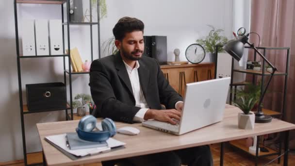 Happy Relaxed Overjoyed Indián Üzletember Dolgozik Laptop Számítógép Otthoni Irodában — Stock videók