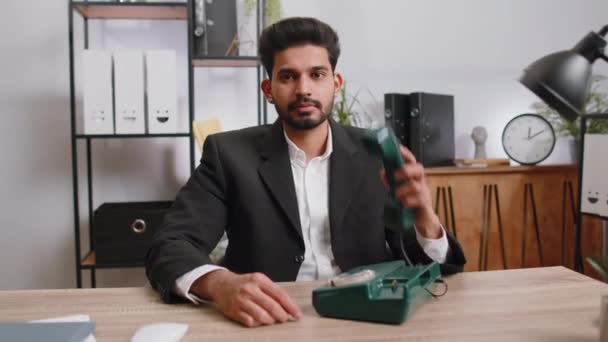 Hej Dig Ring Tillbaka Skäggig Indian Affärsman Talar Fast Retro — Stockvideo