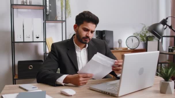 Hintli Adamı Zarfı Açıp Mektubu Okuyor Kariyer Büyümesi Terfi Banka — Stok video