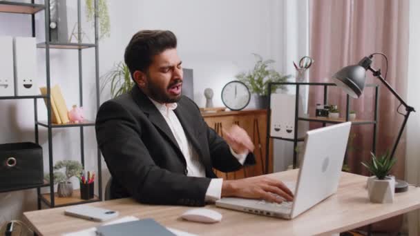 Unalmas Álmos Indiai Üzletember Aki Laptopon Dolgozik Ásít Kézen Fogva — Stock videók