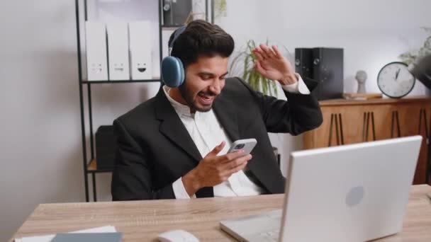 Mutlu Rahat Hintli Genç Adamı Bilgisayarında Çalışıyor Kulaklık Takıyor Akıllı — Stok video