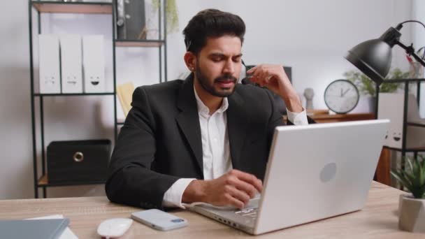 Indiska Affärsman Som Arbetar Bärbar Dator Headset Frilansande Arbetare Callcenter — Stockvideo