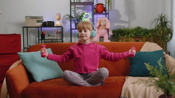 Malé Dítě Dívka Zvedání Činky Zatímco Dělá Biceps Cvičení Těší — Stock video