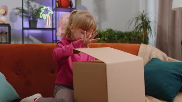 Счастливая Маленькая Девочка Распаковывает Посылку Улыбающийся Удовлетворенный Подросток Покупатель Интернет — стоковое видео