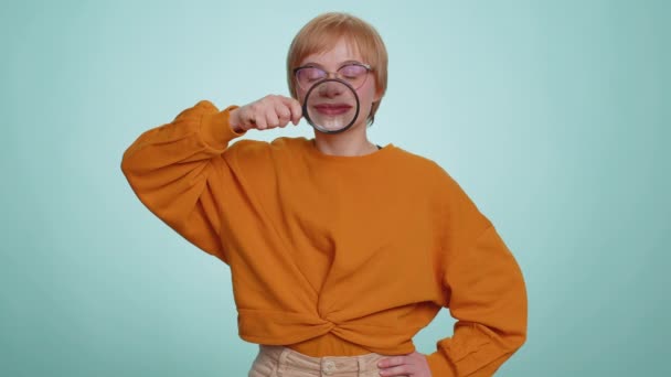 Молода Жінка Тримає Збільшувач Скляної Лупи Здорових Білих Зубах Дивлячись — стокове відео