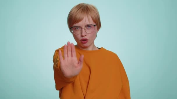Junge Frau Sagt Hold Handfläche Gefaltete Hände Stop Geste Warnung — Stockvideo