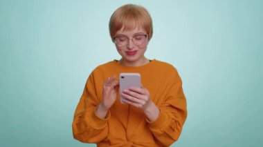 Mutlu, mutlu, mutlu, mutlu, sarı kazaklı, akıllı, daktilo kullanan, 