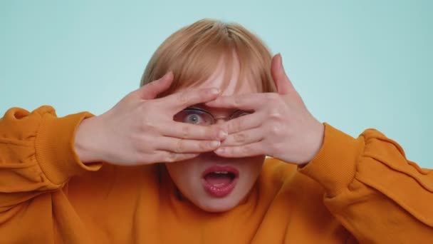 Näslig Nyfiken Ung Kvinna Glasögon Blundar Med Handen Och Spionerar — Stockvideo