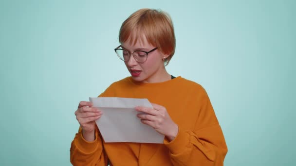 Hübsche Junge Frau Öffnet Umschlag Herausnehmen Brief Liest Fühlen Sich — Stockvideo