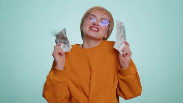 Богатая Довольная Молодая Женщина Размахивает Деньгами Долларом Банкнотами Веером Успешной — стоковое видео