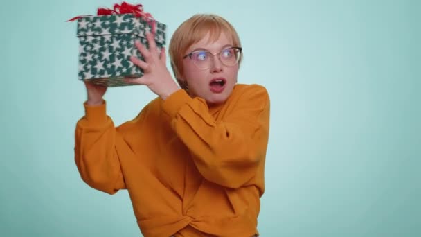 Vrouw Glazen Openen Geschenkdoos Het Uitpakken Van Verjaardagsverrassing Uiten Van — Stockvideo