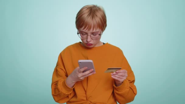 Aufrichtige Junge Kundin Die Kreditkarte Und Smartphone Benutzt Während Sie — Stockvideo