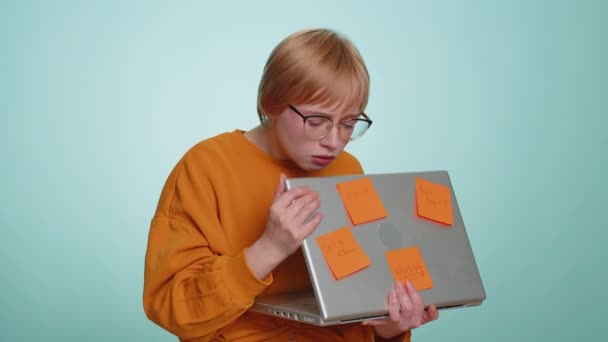 Vyčerpaná Žena Volné Noze Brýlích Vloženými Samolepícími Poznámkami Používají Notebook — Stock video