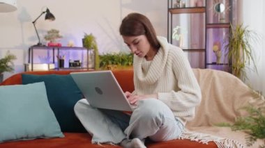 Aman Tanrım. Vay canına. Laptop bilgisayarı kullanan genç bir kadın, iyi haber mesajı alıyor, ani zaferi kutluyor piyango galibiyetini evde online alışveriş yaparak kutluyor. Yaşam tarzı teknolojileri