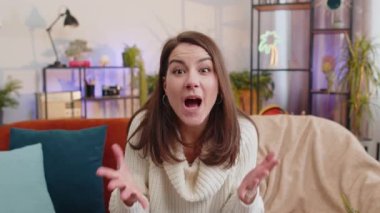 Aman Tanrım, vay canına. Genç bir kadının portresi büyük gözlerle kameraya bakarken şaşkınlığa uğradı. Ani bir zafer, iyi bir galibiyet haberi, sınıf dairesinde kutlama. Kanepede oturan heyecanlı kız