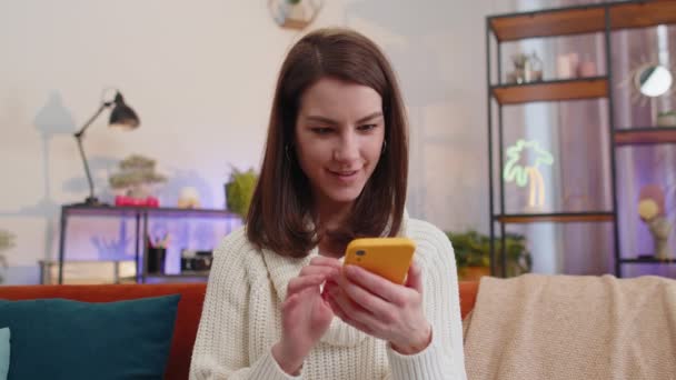 Herregud Spännande Glad Glad Glad Vinnare Ung Kvinna Använder Smartphone — Stockvideo
