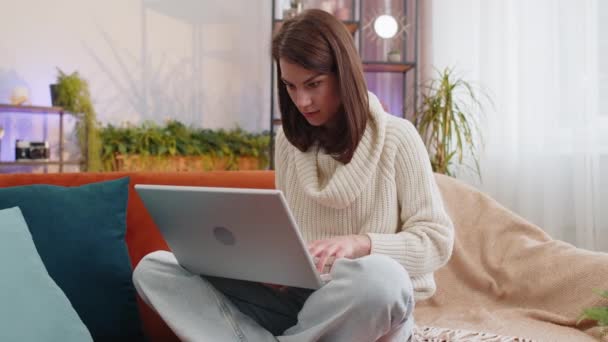 Mulher Descontente Usar Notebook Laptop Digitação Navegação Trabalhando Perde Tornando — Vídeo de Stock