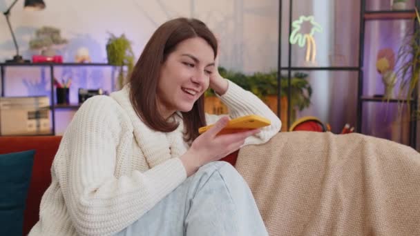 Retrato Mujer Joven Feliz Emocionado Disfrutando Altavoz Móvil Teléfono Inteligente — Vídeos de Stock