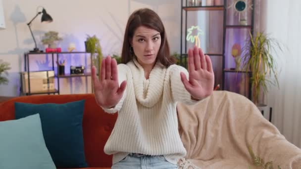 Pare Gesto Rapariga Irritada Dizer Hold Palma Dobrada Mãos Cruzadas — Vídeo de Stock