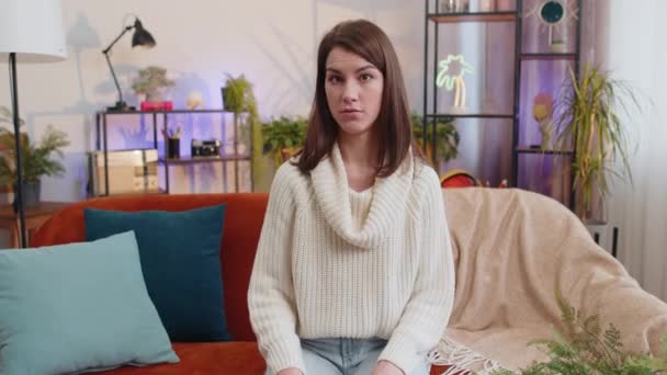 Portret Van Ontevreden Overstuur Jonge Vrouw Reageren Onaangename Afschuwelijke Idee — Stockvideo
